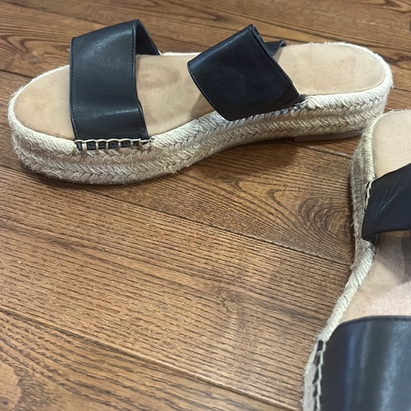 Aldo Woman’s wedge sandal size 7 - Picture 2 of 3